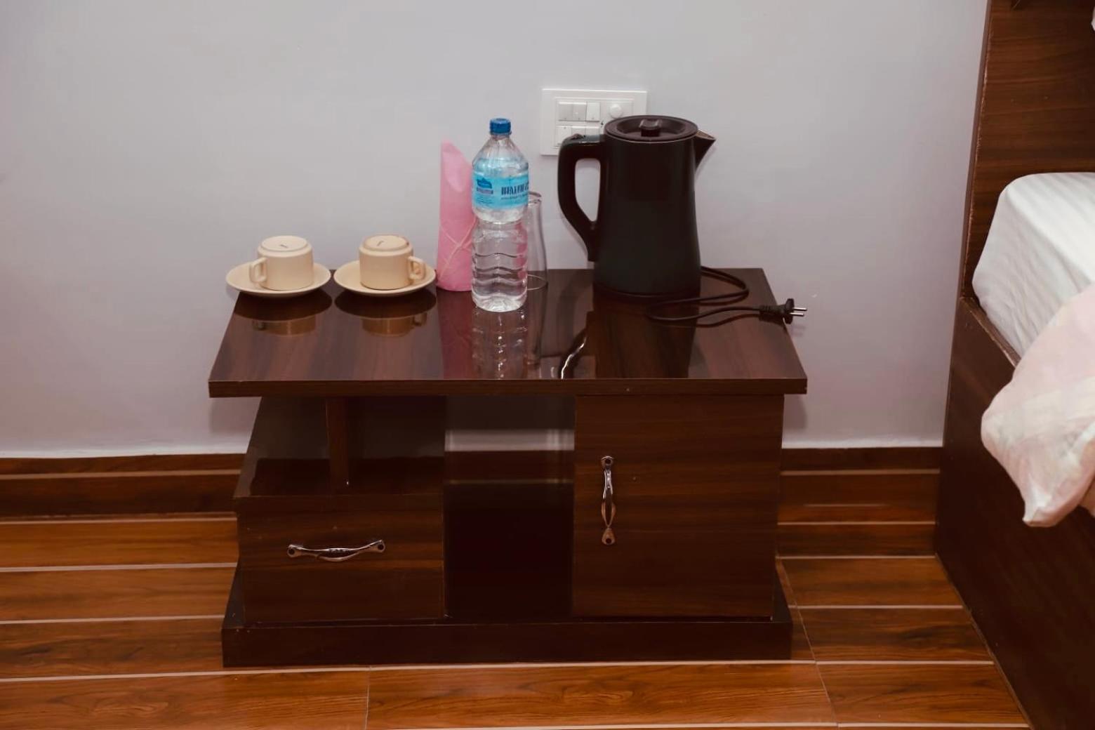 Typical Nepali Kitchen - No Pizza - No Pasta - No Problem !! Hotel Sauraha Bagian luar foto
