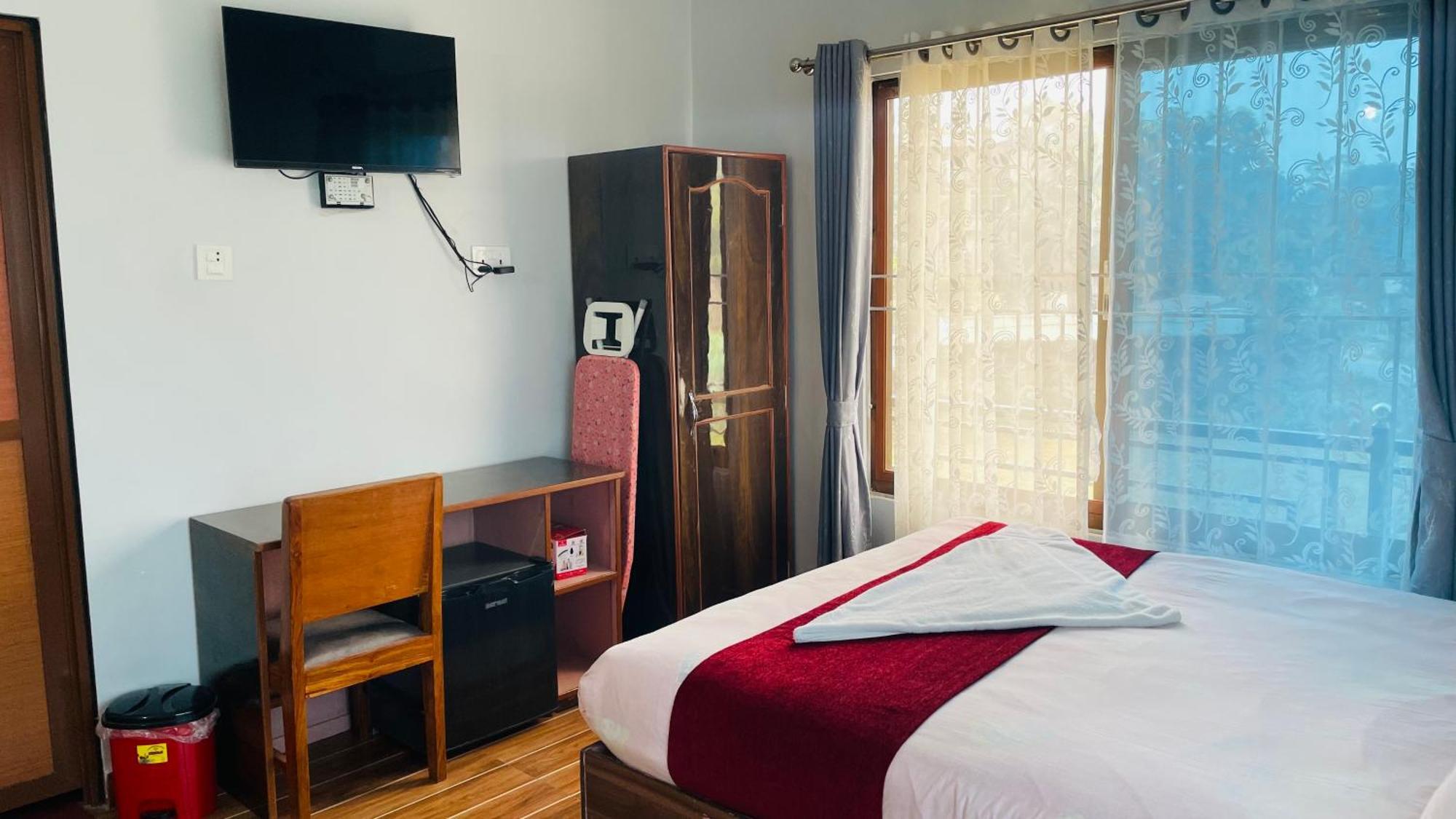 Typical Nepali Kitchen - No Pizza - No Pasta - No Problem !! Hotel Sauraha Bagian luar foto